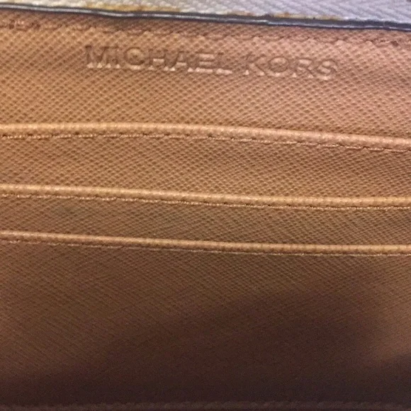 Michael Kors Jet Set Center Stripe Wallet - Picture 16 of 16